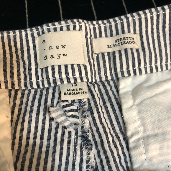 White and grey shorts - Picture 3 of 4